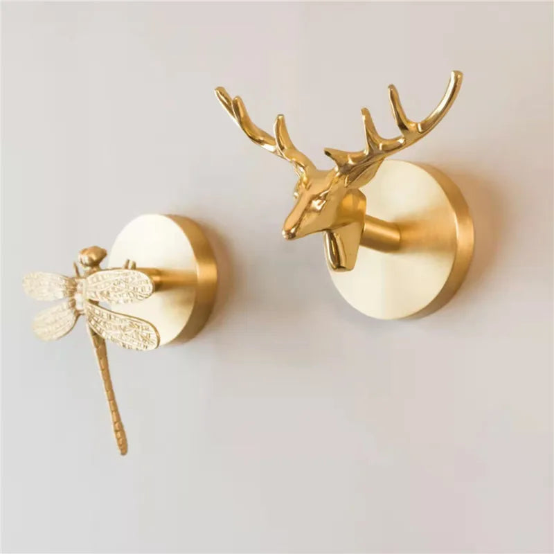Gancho de Montaje en Pared sin Perforación – Gancho de Latón Dorado para Toallas, Ropa de Baño, Abrigos y Más – Ideal para Dormitorio, Sala de Estar y Cocina