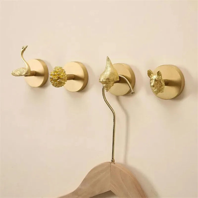 Gancho de Montaje en Pared sin Perforación – Gancho de Latón Dorado para Toallas, Ropa de Baño, Abrigos y Más – Ideal para Dormitorio, Sala de Estar y Cocina