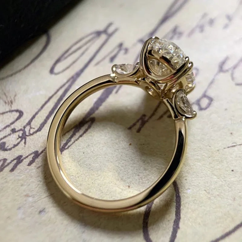Anillo de compromiso de circonita cúbica ovalada: Lujo dorado y moda brillante