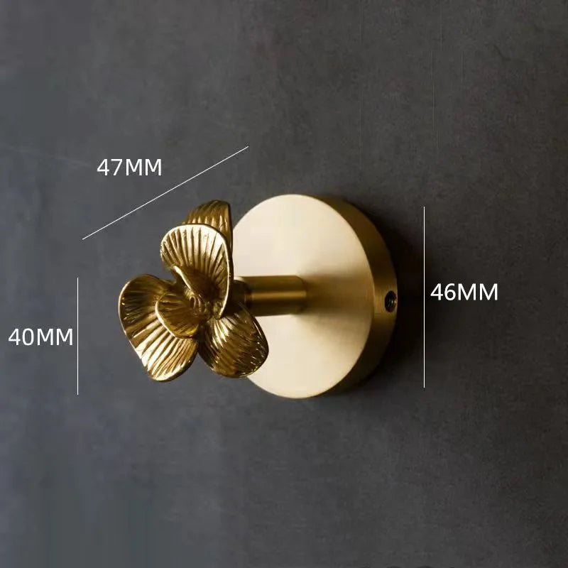 Gancho de Montaje en Pared sin Perforación – Gancho de Latón Dorado para Toallas, Ropa de Baño, Abrigos y Más – Ideal para Dormitorio, Sala de Estar y Cocina