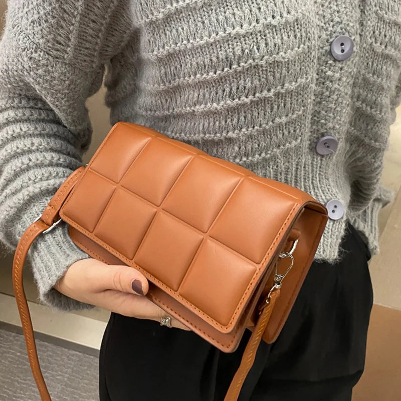 Bolso Bandolera de Cuero PU para Mujer - Diseño Moderno con Estilo Acolchado - Bolso de Mano Compacto para Viajes y Uso Diario (20.5 x 12 x 7 cm)