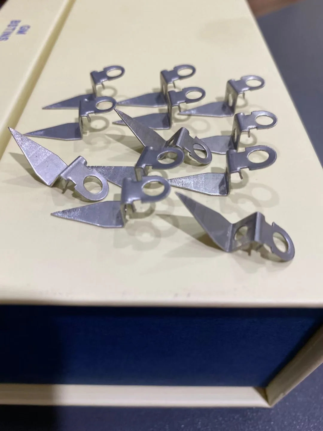 1000 PCS/Pack Patas de Montaje Tipo Punzante de Acero Inoxidable, Piezas de Repuesto para Letreros de Canal