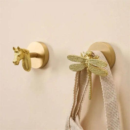 Gancho de Montaje en Pared sin Perforación – Gancho de Latón Dorado para Toallas, Ropa de Baño, Abrigos y Más – Ideal para Dormitorio, Sala de Estar y Cocina