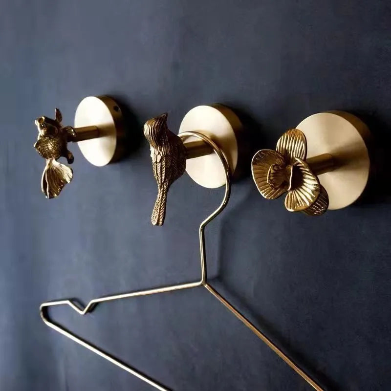 Gancho de Montaje en Pared sin Perforación – Gancho de Latón Dorado para Toallas, Ropa de Baño, Abrigos y Más – Ideal para Dormitorio, Sala de Estar y Cocina