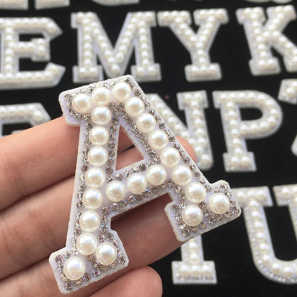 26 Piezas Parches de Letras en Perlas Blancas 3D con Rhinestones para Ropa, Alfabeto Inglés, Aplicación Termoadhesiva, Insignias para DIY