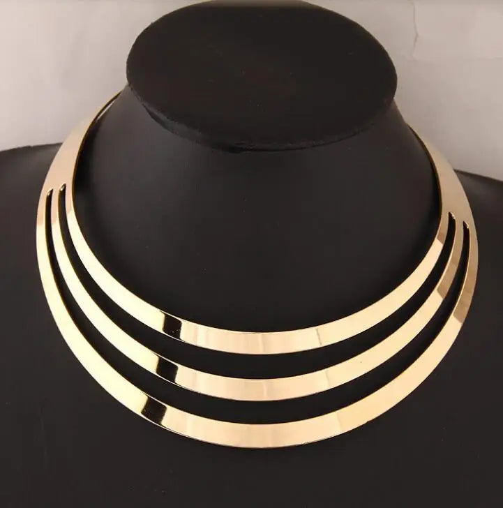 Conjunto de Joyería de Declaración en Color Dorado: Collar Torques y Pendientes Redondos