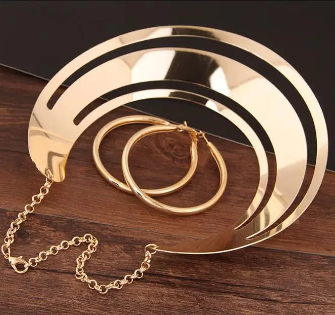 Conjunto de Joyería de Declaración en Color Dorado: Collar Torques y Pendientes Redondos