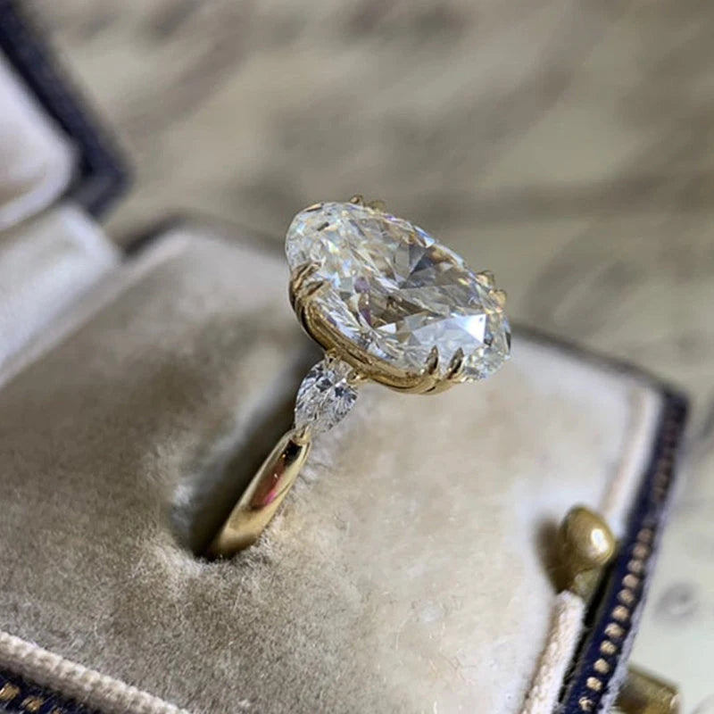 Anillo de compromiso de circonita cúbica ovalada: Lujo dorado y moda brillante