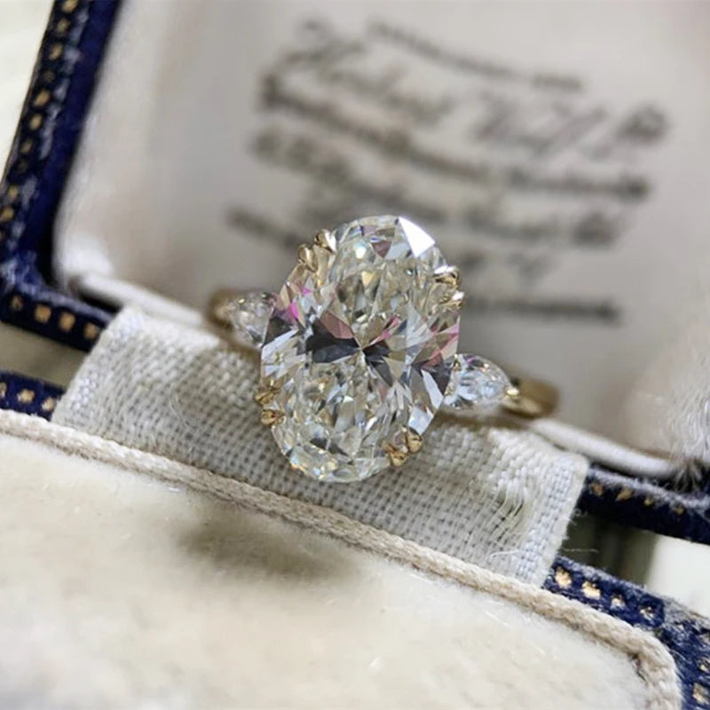 Anillo de compromiso de circonita cúbica ovalada: Lujo dorado y moda brillante