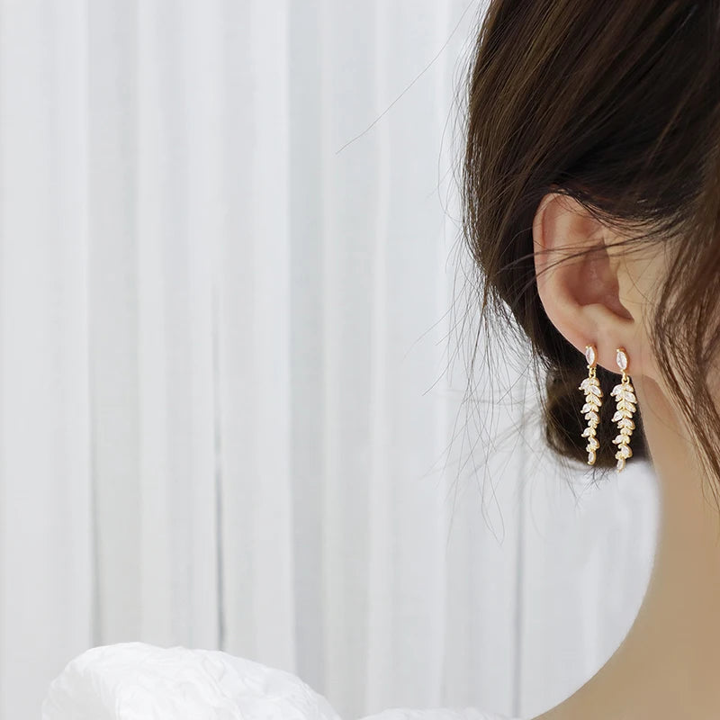 Pendientes de Oro Auténtico de 18k con Circonia Cúbica: Pequeños y Exquisitos