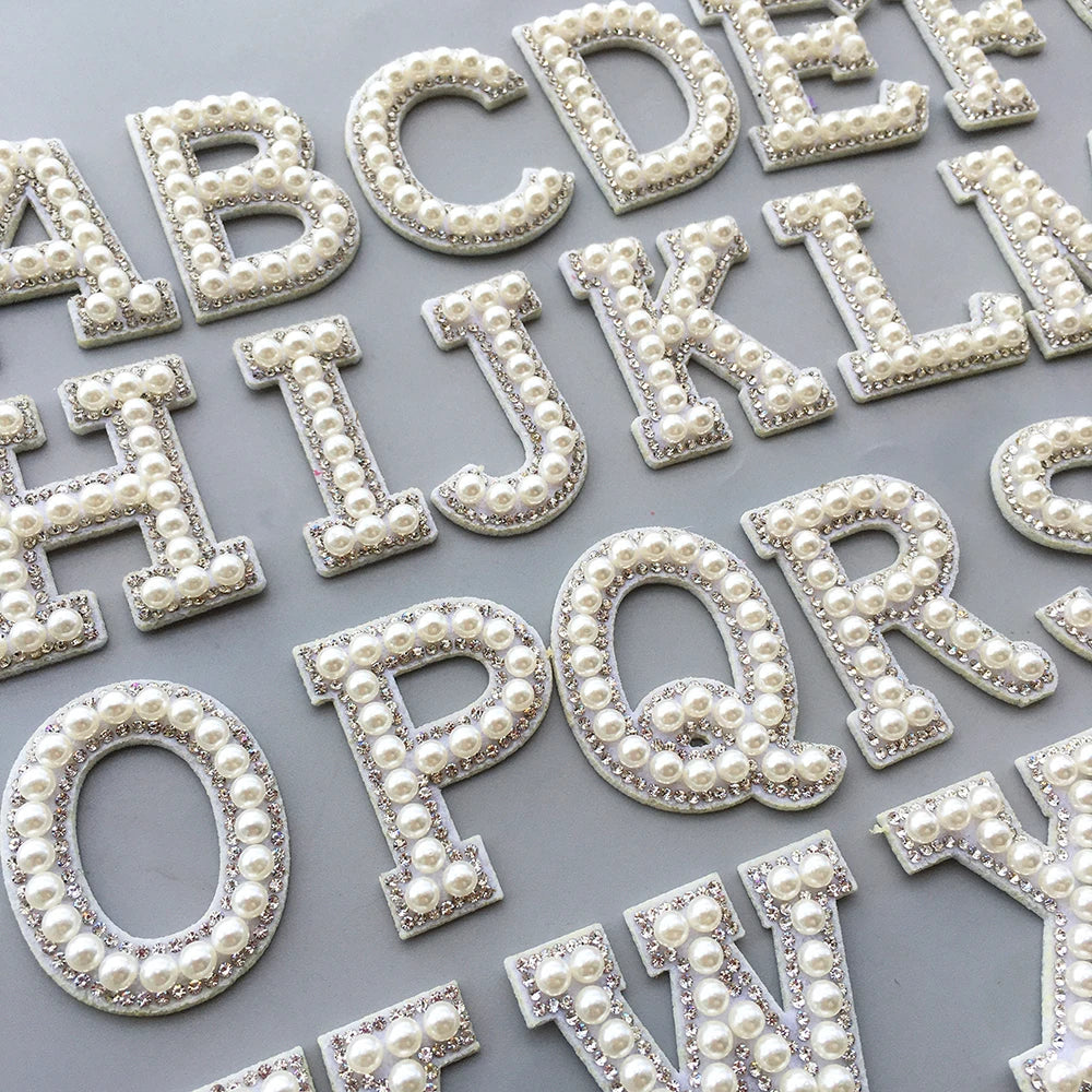 26 Piezas Parches de Letras en Perlas Blancas 3D con Rhinestones para Ropa, Alfabeto Inglés, Aplicación Termoadhesiva, Insignias para DIY