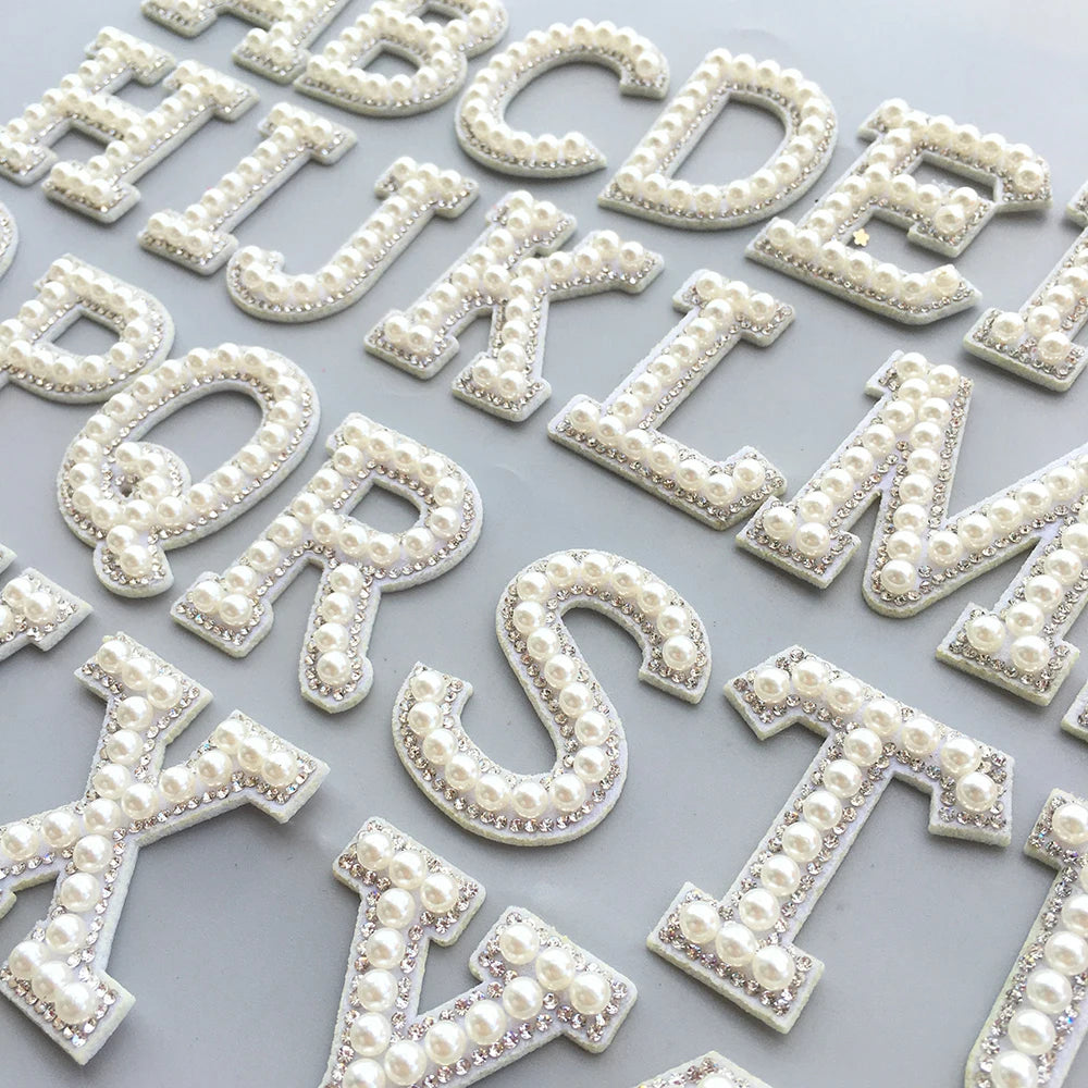 26 Piezas Parches de Letras en Perlas Blancas 3D con Rhinestones para Ropa, Alfabeto Inglés, Aplicación Termoadhesiva, Insignias para DIY