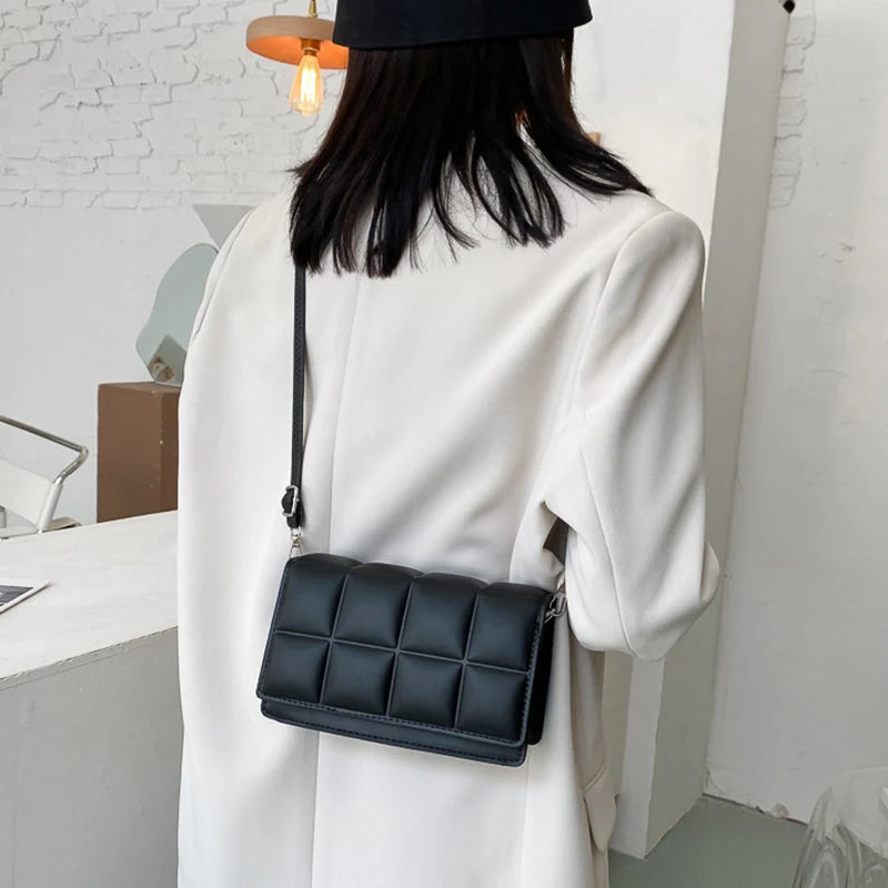Bolso Bandolera de Cuero PU para Mujer - Diseño Moderno con Estilo Acolchado - Bolso de Mano Compacto para Viajes y Uso Diario (20.5 x 12 x 7 cm)