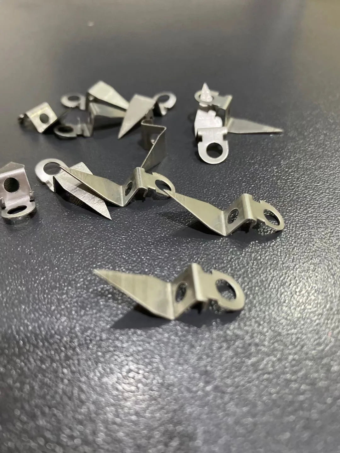 1000 PCS/Pack Patas de Montaje Tipo Punzante de Acero Inoxidable, Piezas de Repuesto para Letreros de Canal