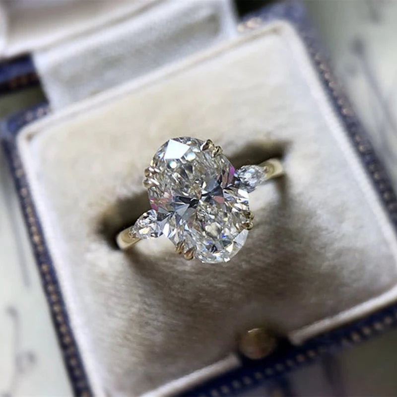 Anillo de compromiso de circonita cúbica ovalada: Lujo dorado y moda brillante