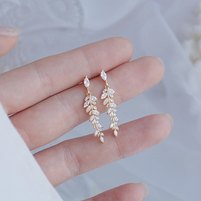 Pendientes de Oro Auténtico de 18k con Circonia Cúbica: Pequeños y Exquisitos