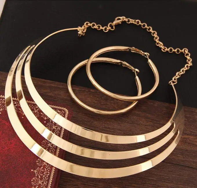 Conjunto de Joyería de Declaración en Color Dorado: Collar Torques y Pendientes Redondos