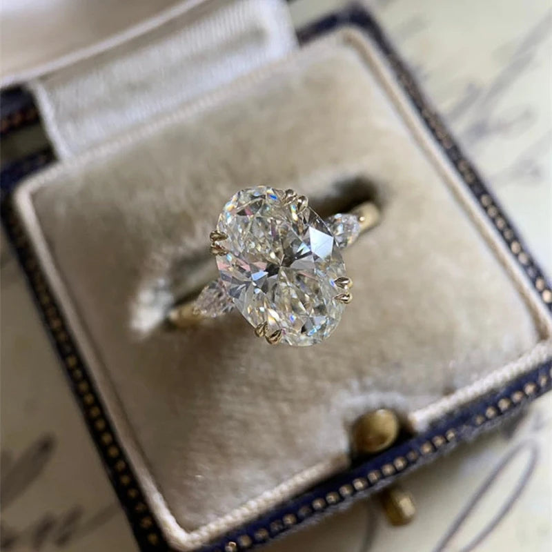 Anillo de compromiso de circonita cúbica ovalada: Lujo dorado y moda brillante