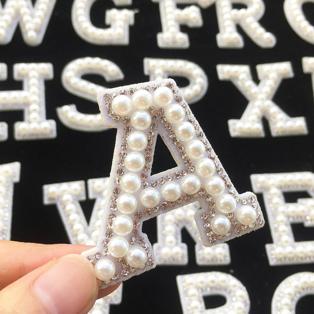 26 Piezas Parches de Letras en Perlas Blancas 3D con Rhinestones para Ropa, Alfabeto Inglés, Aplicación Termoadhesiva, Insignias para DIY