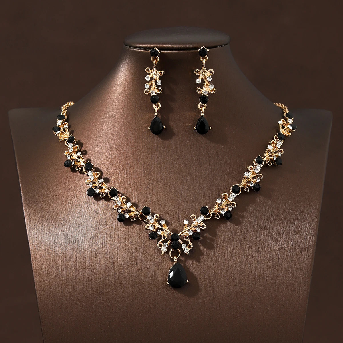 Conjunto de Joyería Nupcial Itacazzo: Collar Clásico y Pendientes para Bodas