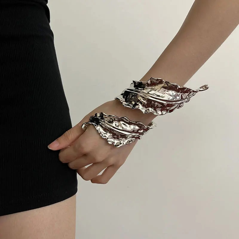 Pulsera de Hoja de Metal para Mujer - Brazalete Vintage Punk de Aleación de Zinc, Estilo Irregular y Exagerado en Color Dorado