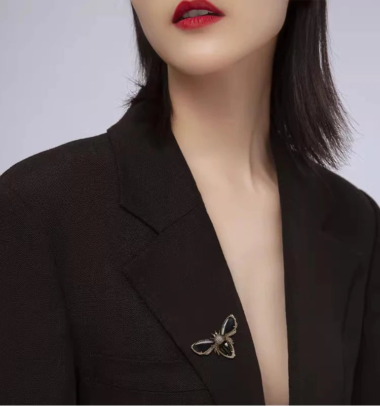 Broche de Abeja de Lujo - Ramillete de Cristales Coloridos, Accesorio de Moda para Mujer