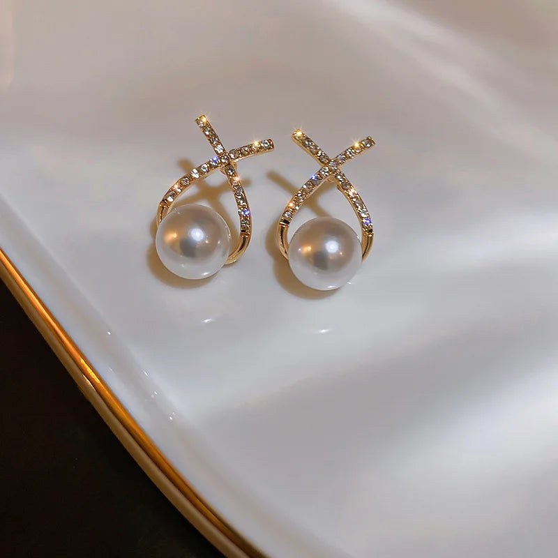 Elegantes Aretes de Perlas Simuladas para Mujer con Incrustaciones de Diamantes - Pendientes de Estilo Letra X para Fiesta y Boda 2023