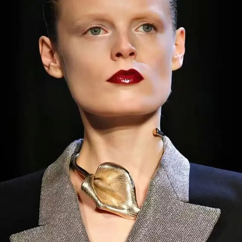 Collar Gargantilla Abierta Exagerada 2024 con Forma de Flor Metálica, Grueso y Plegado, para Mujer y Niña - Joyería Vintage para Fiestas