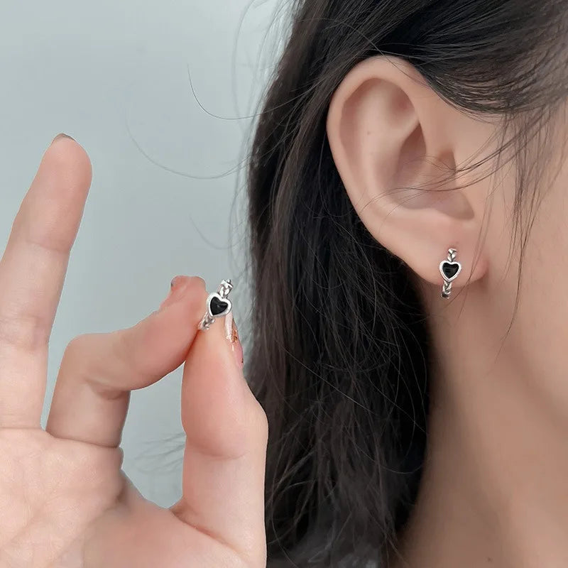 Pendientes de Aro de Plata de Ley 925 con Corazón Negro - Joyería Elegante para Mujer