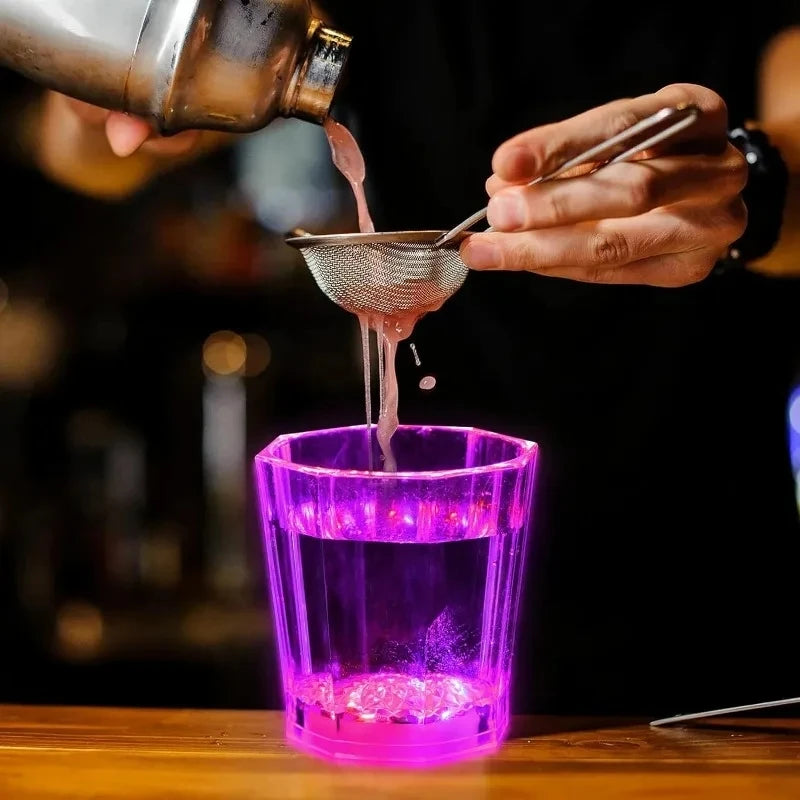 Vasos de Chupito Luminosos LED para Fiestas - Set de 12/24 Copas Brillantes que Brillan en la Oscuridad, Perfectas para Cumpleaños