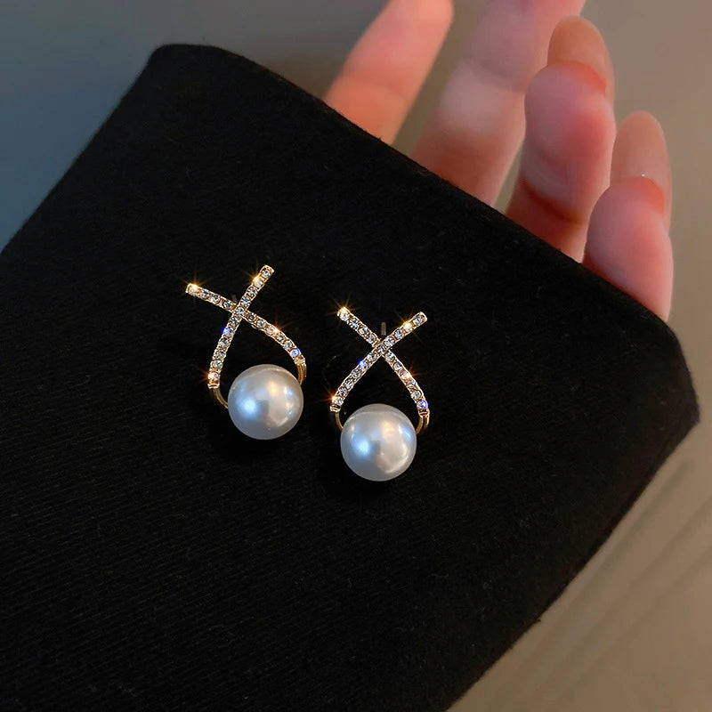 Elegantes Aretes de Perlas Simuladas para Mujer con Incrustaciones de Diamantes - Pendientes de Estilo Letra X para Fiesta y Boda 2023