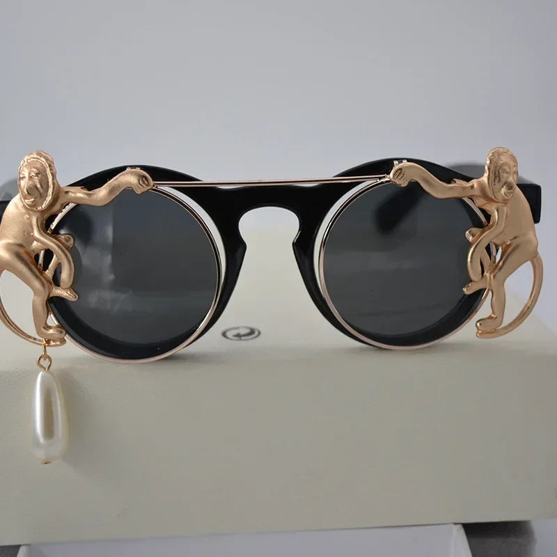 Gafas de Sol Barrocas con Montura de Leopardo, mono dorado y Cadena de Metal - Protección UV400 y Estilo Retro Elegante
