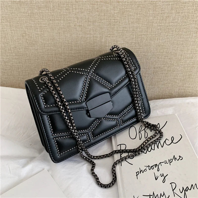 Yogodlns Vintage Rivet Chain Shoulder Bag: Bolso Cruzado de PU con Estilo Elegante