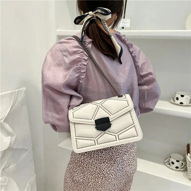 Yogodlns Vintage Rivet Chain Shoulder Bag: Bolso Cruzado de PU con Estilo Elegante