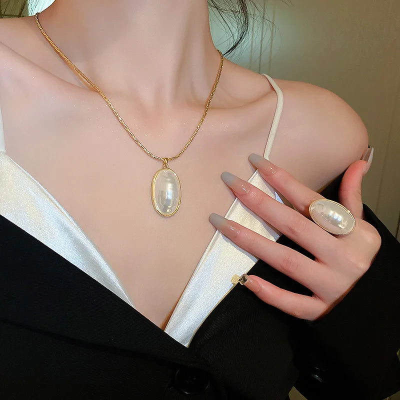 Collar de perlas grandes ovaladas para mujer, moda francesa, pendientes de tuerca de perlas de alta calidad, conjuntos de joyas de boda, moda de lujo, nuevo