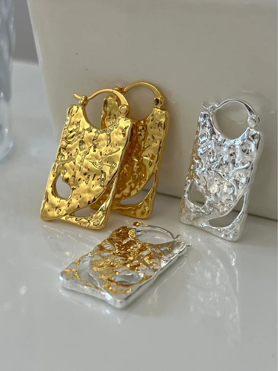 Pendientes Geométricos Huecos de Metal Plegado Estilo Coreano para Mujer y Niña - Joyería Antigua para Fiestas y Regalos