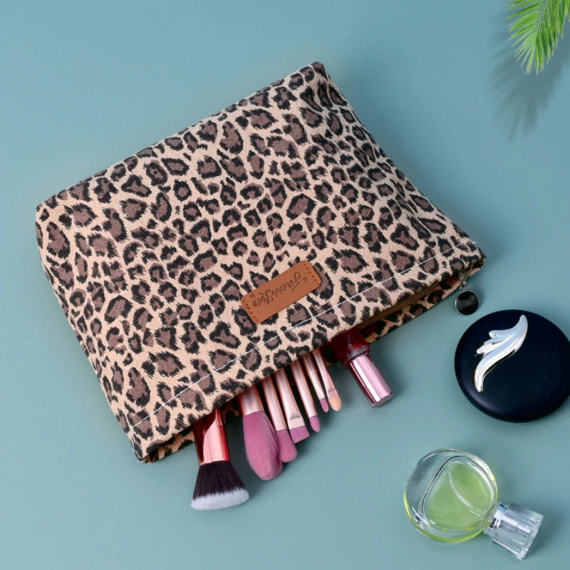 "Bolsa de Maquillaje de Leopardo Grande – Organizador de Cosméticos Elegante y Moderno para Mujeres y Niñas"