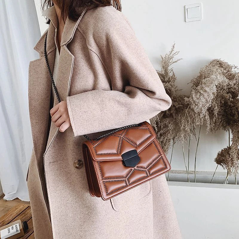 Yogodlns Vintage Rivet Chain Shoulder Bag: Bolso Cruzado de PU con Estilo Elegante