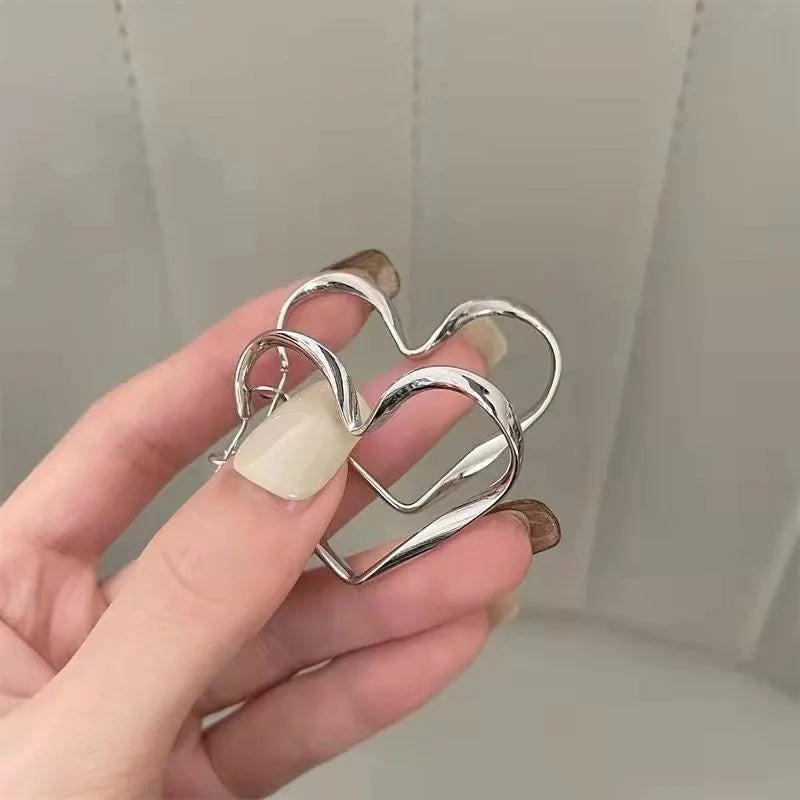 2 Pcs de Pendientes Cuff con Diseño de Corazón Hueco para Mujeres - Joyas de Cumpleaños Exageradas y Modernas