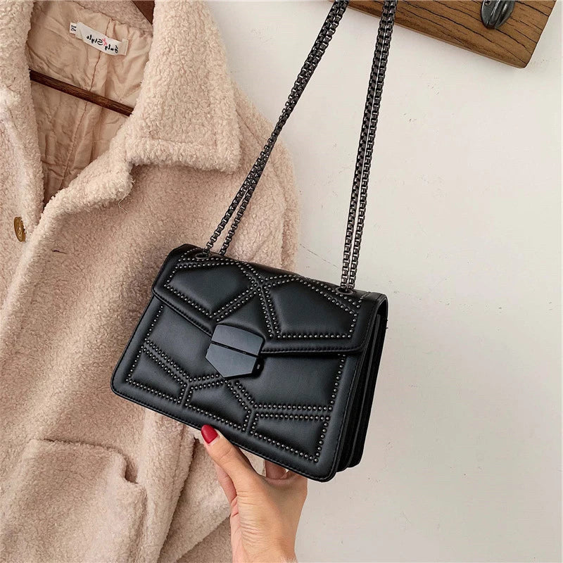 Yogodlns Vintage Rivet Chain Shoulder Bag: Bolso Cruzado de PU con Estilo Elegante