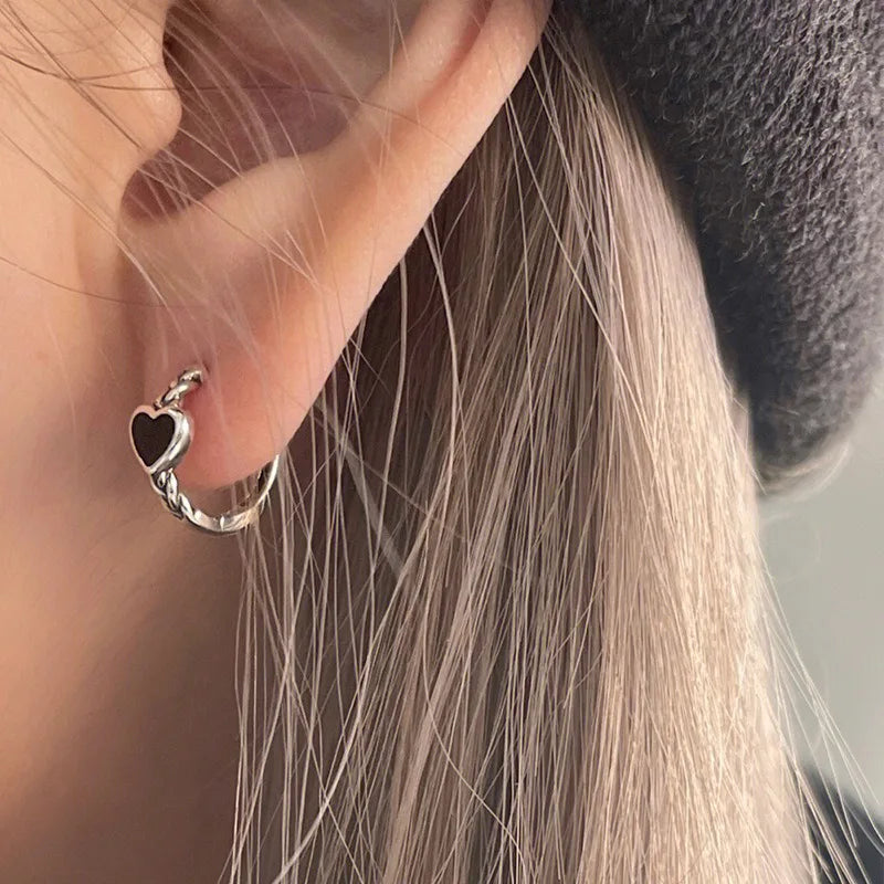 Pendientes de Aro de Plata de Ley 925 con Corazón Negro - Joyería Elegante para Mujer