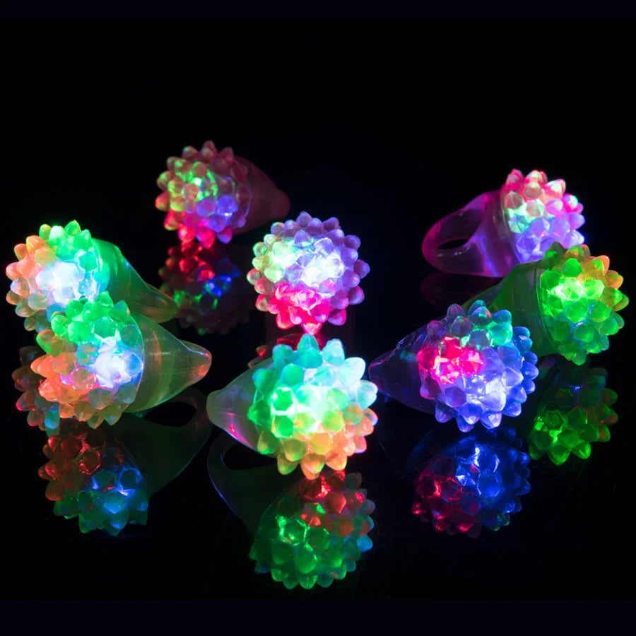 Anillos Luminosos LED de Luz Colorida - Anillos de Fresa Brillantes para Fiestas, Juguetes de Luces Interactivas y Accesorios de Celebración Glow in The Dark