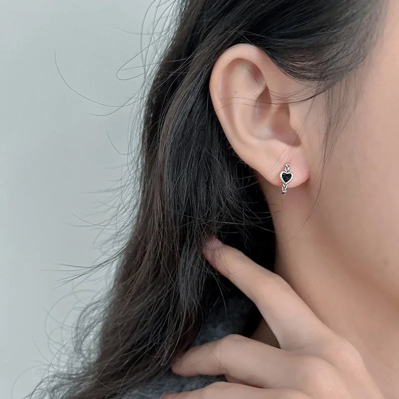 Pendientes de Aro de Plata de Ley 925 con Corazón Negro - Joyería Elegante para Mujer