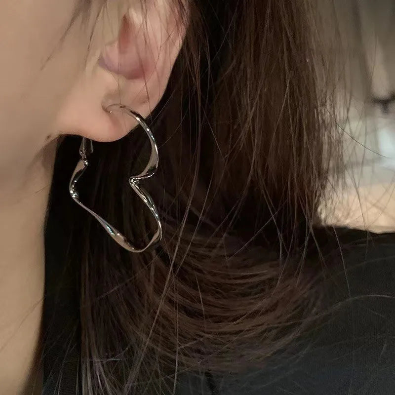 2 Pcs de Pendientes Cuff con Diseño de Corazón Hueco para Mujeres - Joyas de Cumpleaños Exageradas y Modernas
