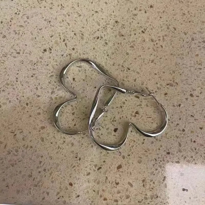 2 Pcs de Pendientes Cuff con Diseño de Corazón Hueco para Mujeres - Joyas de Cumpleaños Exageradas y Modernas
