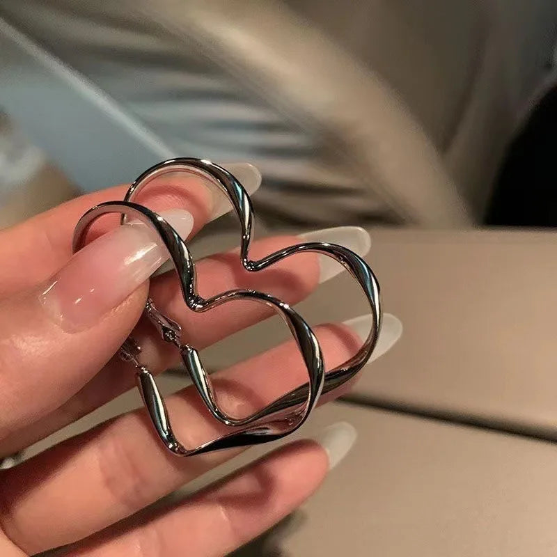 2 Pcs de Pendientes Cuff con Diseño de Corazón Hueco para Mujeres - Joyas de Cumpleaños Exageradas y Modernas
