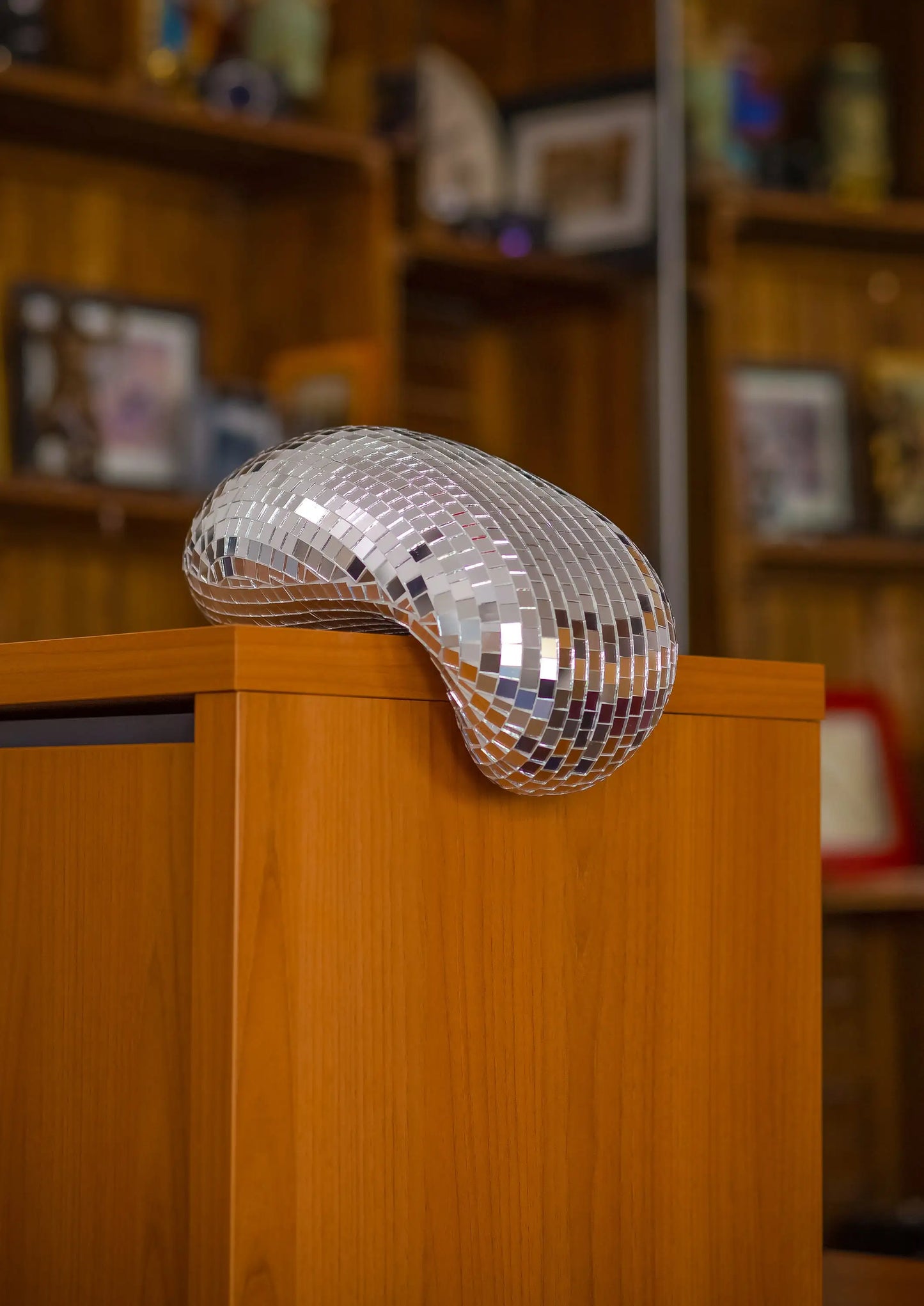 Decoración con Esfera Disco Derretida - Escultura Moderna para un Hogar Maximalista