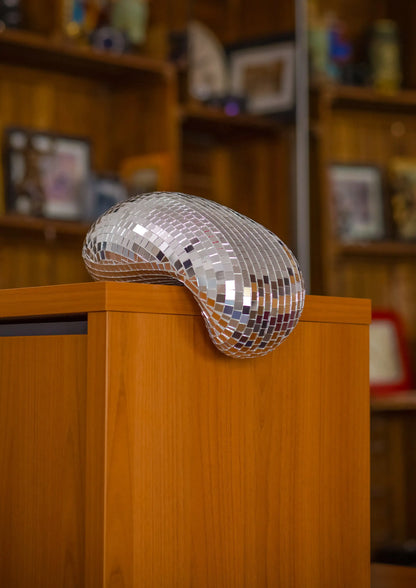 Decoración con Esfera Disco Derretida - Escultura Moderna para un Hogar Maximalista
