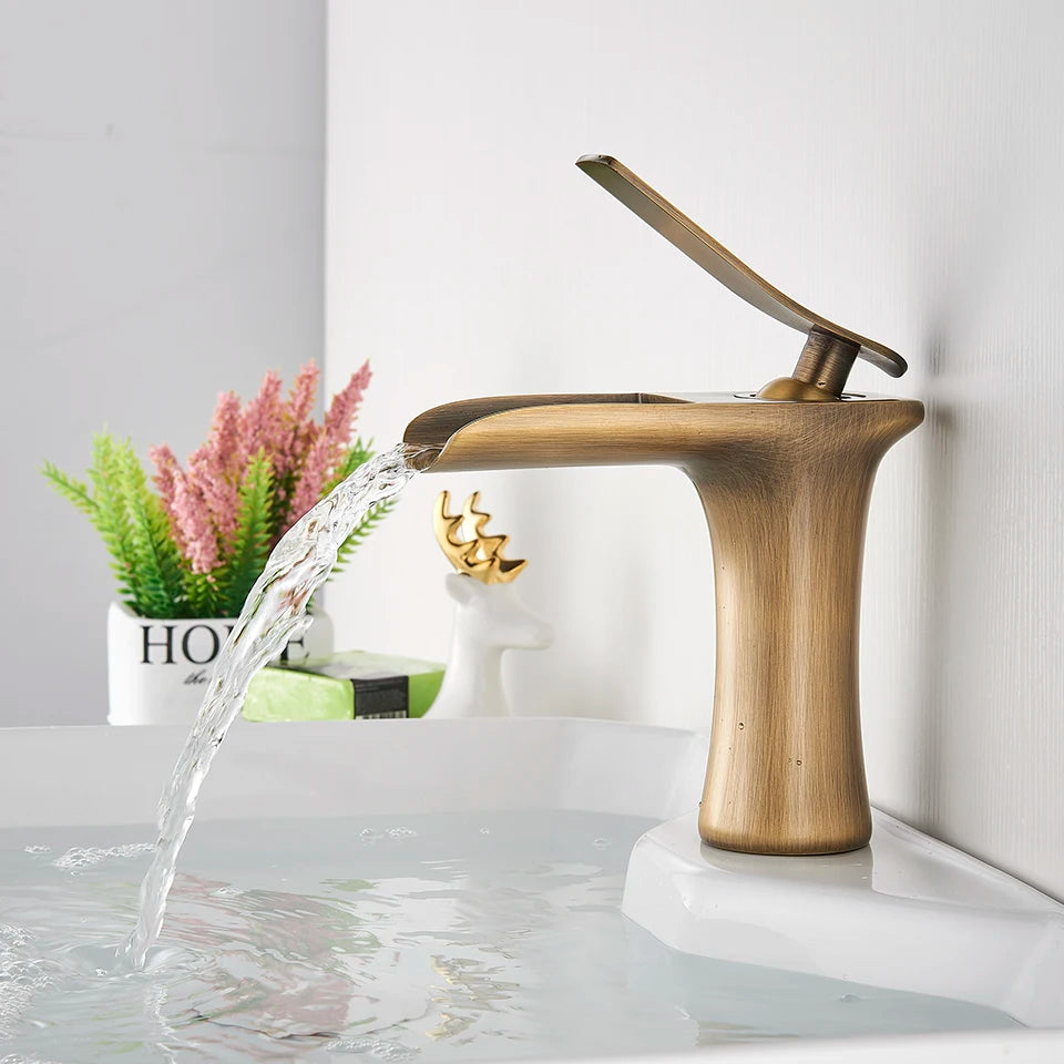 Grifo de Lavabo en Cascada de Latón Antiguo | Mezclador de Agua Caliente y Fría | Grifo de Baño con Manija Única | Accesorio de Lavabo Elegante