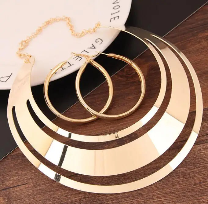 Conjunto de Joyería de Declaración en Color Dorado: Collar Torques y Pendientes Redondos